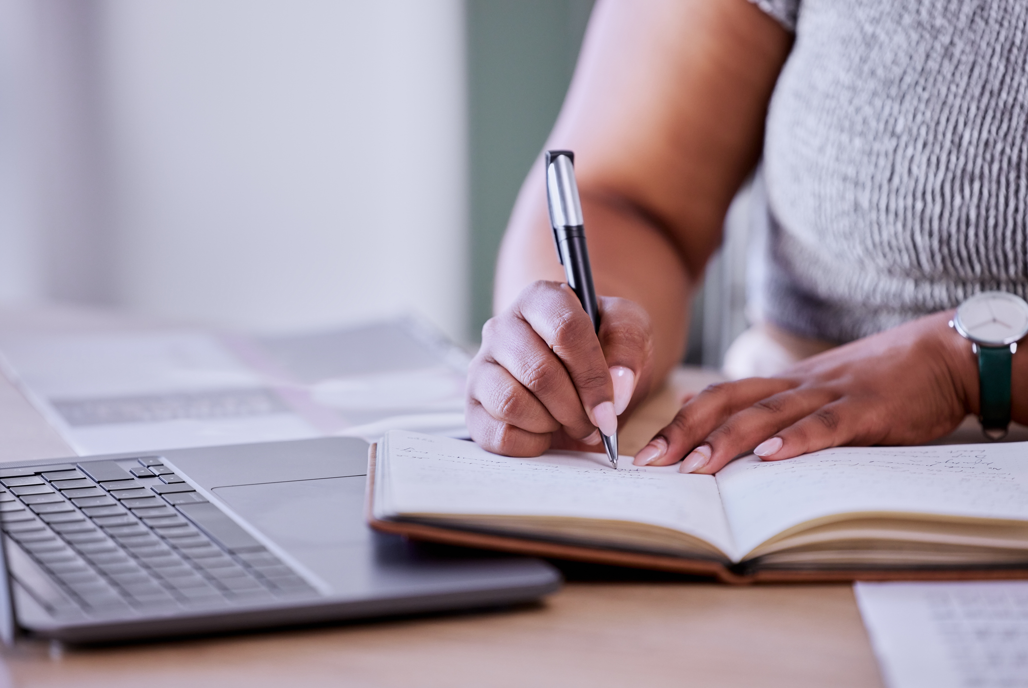 hand with pen writing
